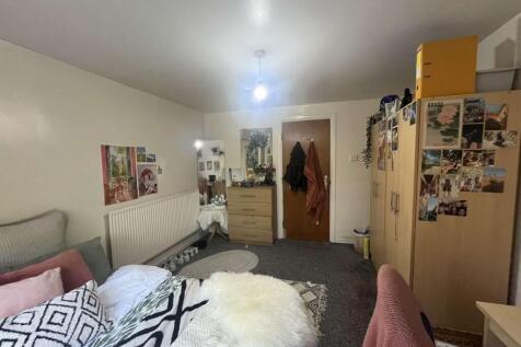 Bright, well-kept double bedroom with cozy bedd...