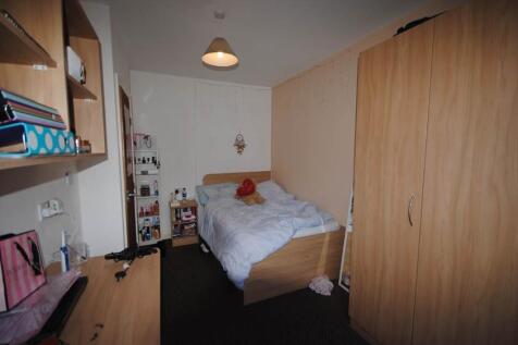 Cozy furnished double bedroom with a double bed...