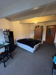 Well-presented double bedroom with a comfortabl...