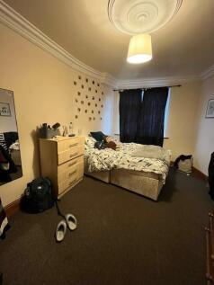 Cozy furnished double bedroom with a double bed...