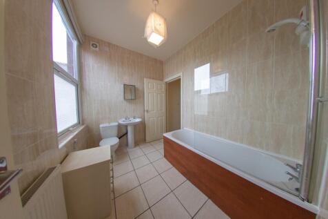 Bright, well-maintained bathroom with a full-si...
