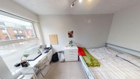Bright, simply furnished double bedroom with a ...
