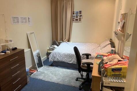 Well-kept double bedroom with a fitted wardrobe...