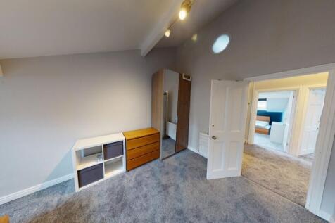 Bright, freshly redecorated double bedroom with...