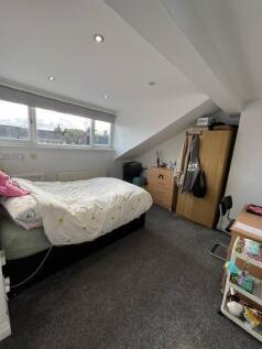 Bright, attic double bedroom with a large front...