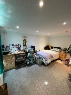 Bright, well-presented double bedroom with a co...