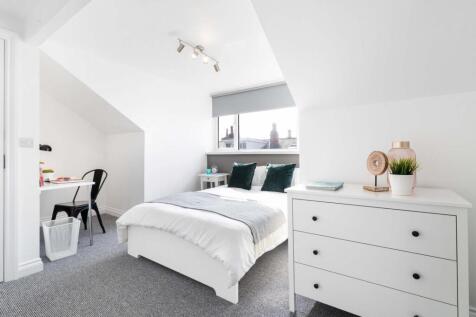 Bright, well-presented attic bedroom with a com...