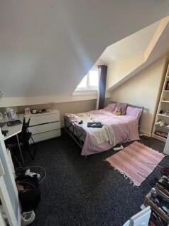 Bright, cosy attic double bedroom with sloped c...