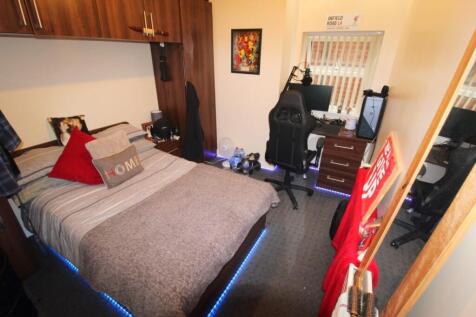 Well-presented double bedroom with a comfortabl...