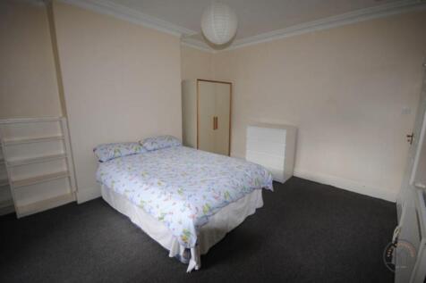 Bright, well-presented double bedroom with neut...