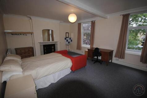 Bright, well-presented double bedroom with two ...