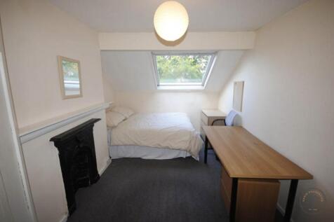 Bright, neatly presented double bedroom with a ...