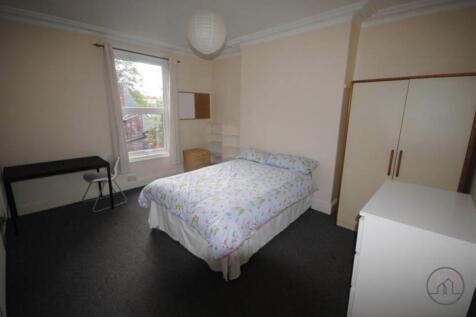 Bright, simply furnished double bedroom with a ...