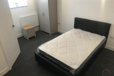 Neat double bedroom with a comfortable double b...