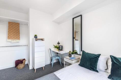 Bright, tidy bedroom with a comfortable double ...