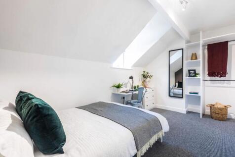 Bright attic double bedroom with a comfortable ...