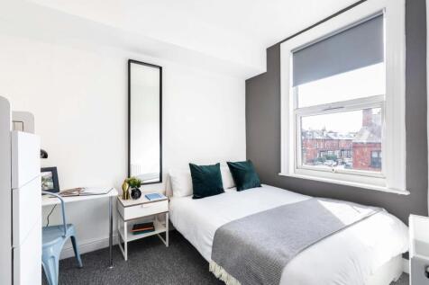 Bright, neatly styled single bedroom with a com...