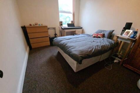 Bright, simply furnished double bedroom with a ...