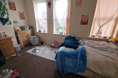 Cosy single bedroom with two tall windows letti...