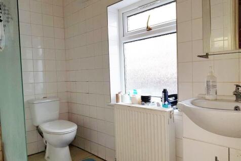 GROUND FLOOR BATHROOM