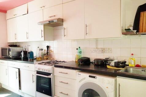 FULLY FITTED KITCHEN