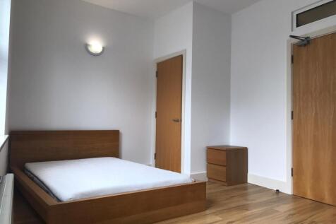 SPACIOUS DOUBLE BEDROOM 2