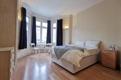 Bright and spacious room