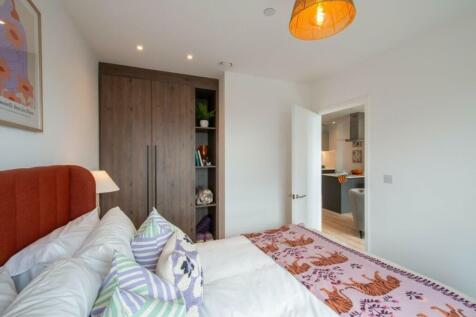 A stylish and clean double bedroom featuring a ...