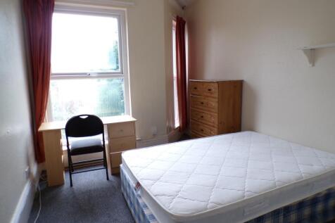 A bright and inviting double bedroom featuring ...