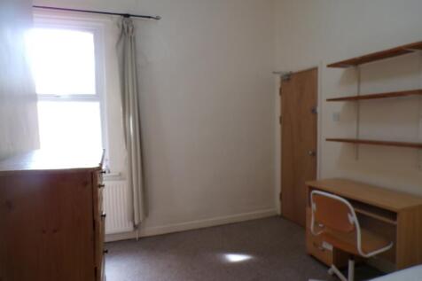 A bright and tidy double bedroom featuring a de...
