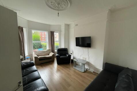 A spacious and inviting large modern living roo...