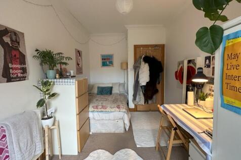 A bright and inviting double bedroom, perfect f...