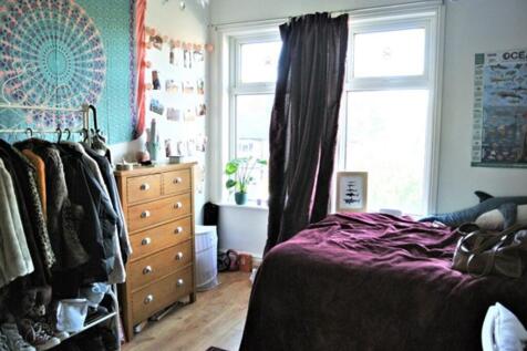 A cozy and inviting double bedroom filled with ...