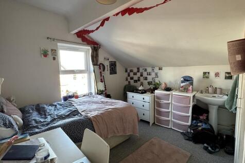 A spacious and bright large double bedroom perf...