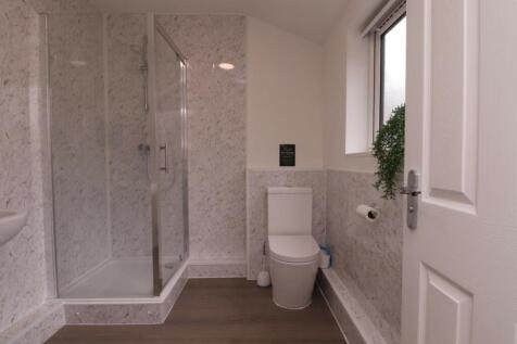 A modern and clean bathroom featuring a spaciou...