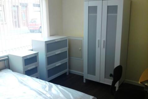 A tidy and inviting double bedroom featuring mo...