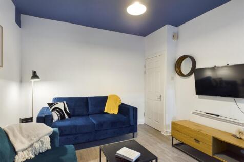 A spacious and inviting large modern living roo...