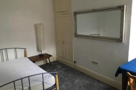 A cozy double bedroom featuring a comfortable b...
