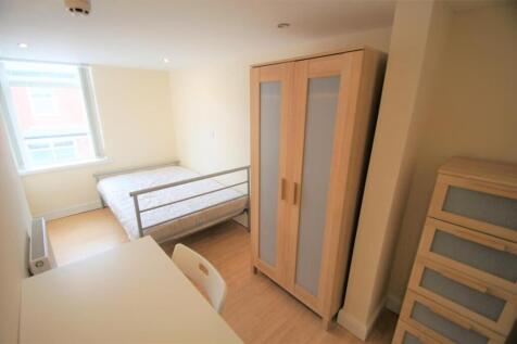 This inviting double bedroom features a spaciou...