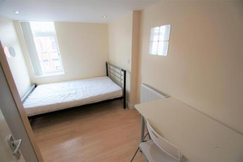 A cozy double bedroom featuring a comfortable b...
