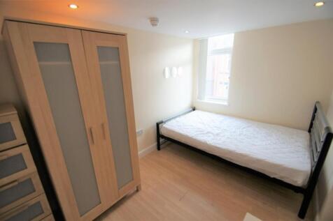 Bright and inviting double bedroom featuring am...