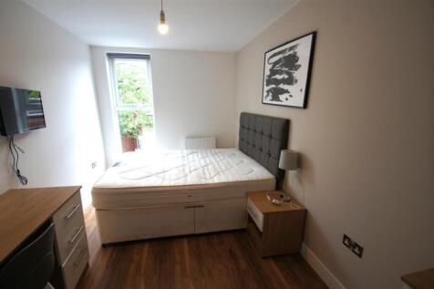 This inviting double bedroom features ample nat...