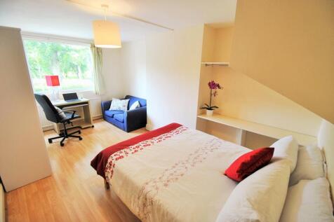 A cozy double bedroom featuring a comfortable b...