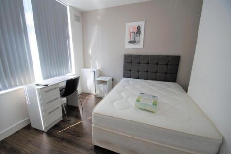 A cozy double bedroom featuring a modern design...