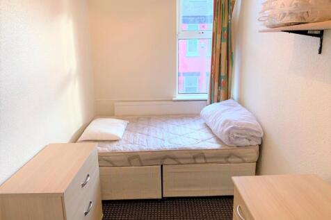 This cozy single bedroom offers a bright atmosp...