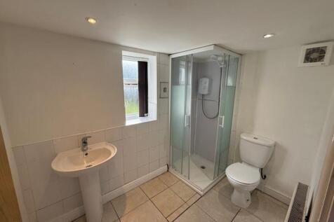 This modern bathroom suite features a spacious ...
