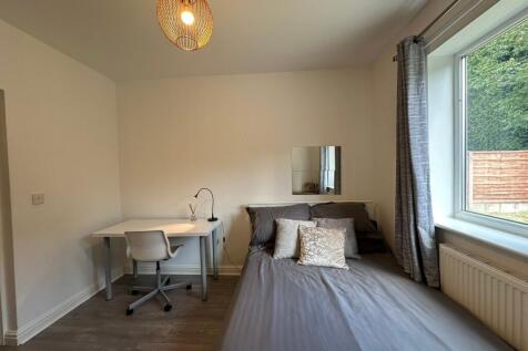 This inviting double bedroom features a spaciou...