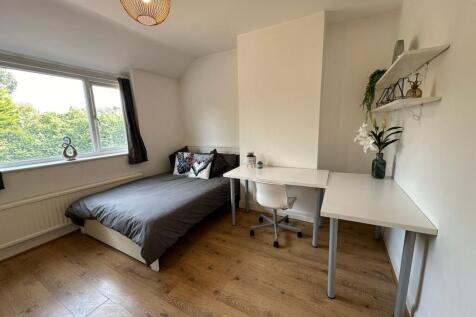 This well-appointed double bedroom features a s...