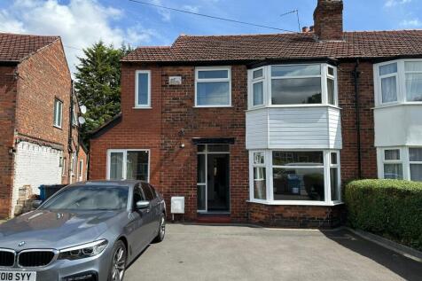 Charming front view of a well-maintained proper...