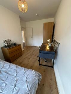 This inviting double bedroom features a spaciou...